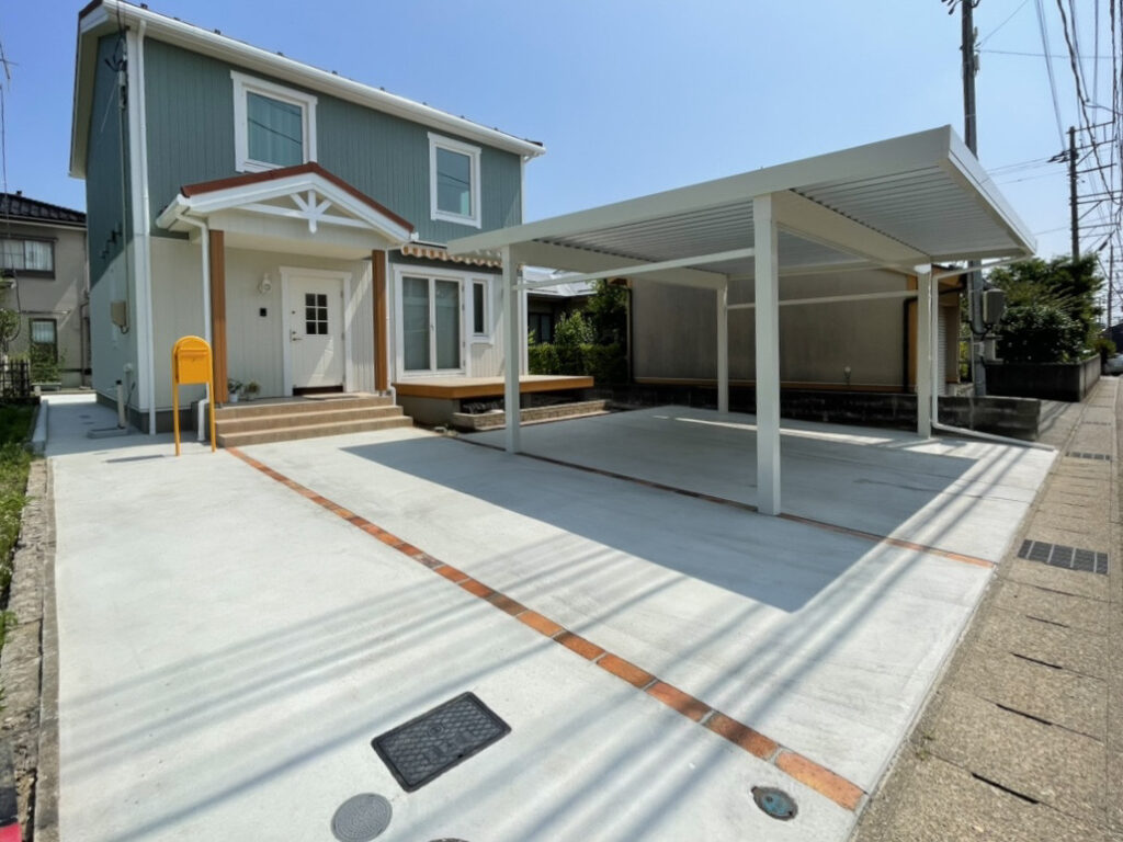 住まいと調和するレンガラインが映える外構