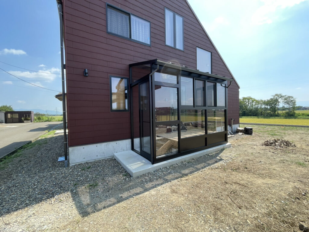 風除室と擁壁でつくる開放感と安心の外構