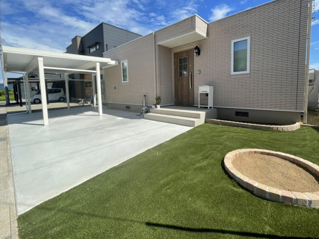 人工芝とピンコロ石が彩るナチュラルモダンな外構