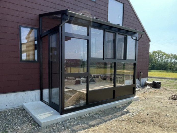 風除室と擁壁でつくる開放感と安心の外構