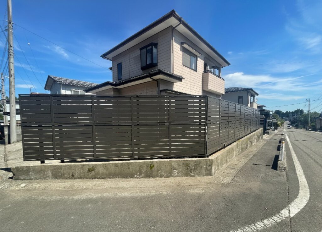 生垣からフェンスへ。すっきりとした印象に生まれ変わった目隠し外構