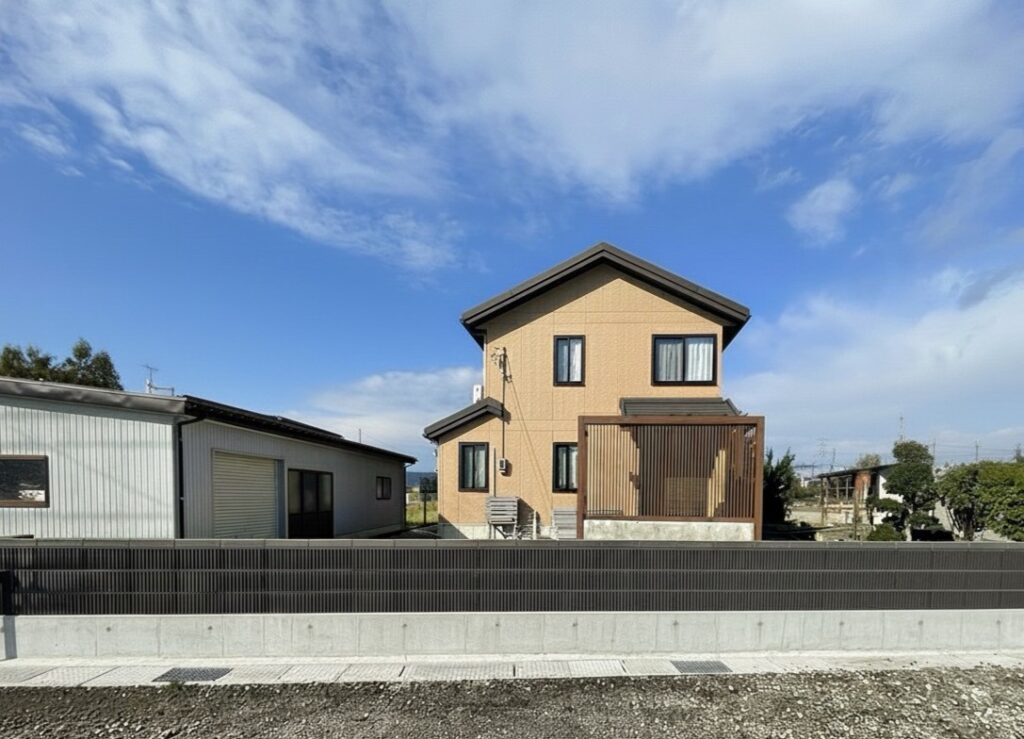 目隠しフェンスとブロック塀でつくる、シンプルモダン外構