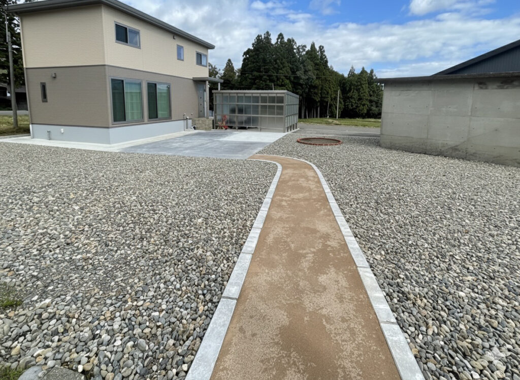 真砂土アプローチと砂利で自然と調和するシンプル外構