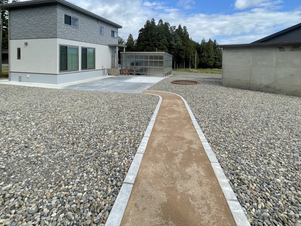 真砂土アプローチと砂利で自然と調和するシンプル外構