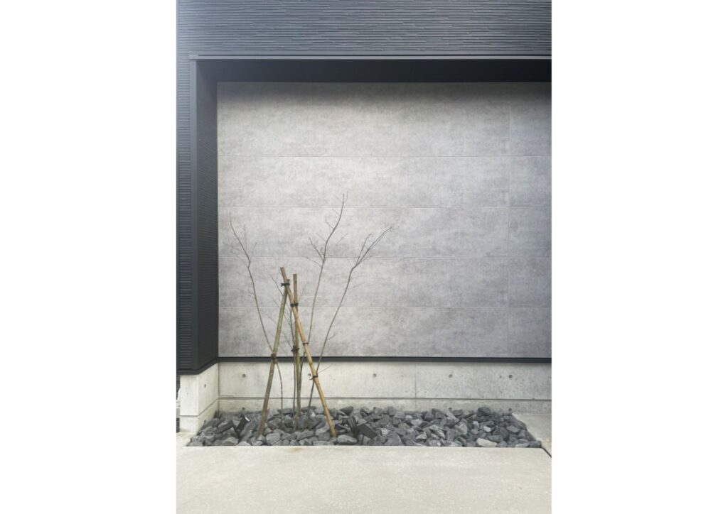 ゴロタ石とアオダモが彩る、ホテルライクな外構