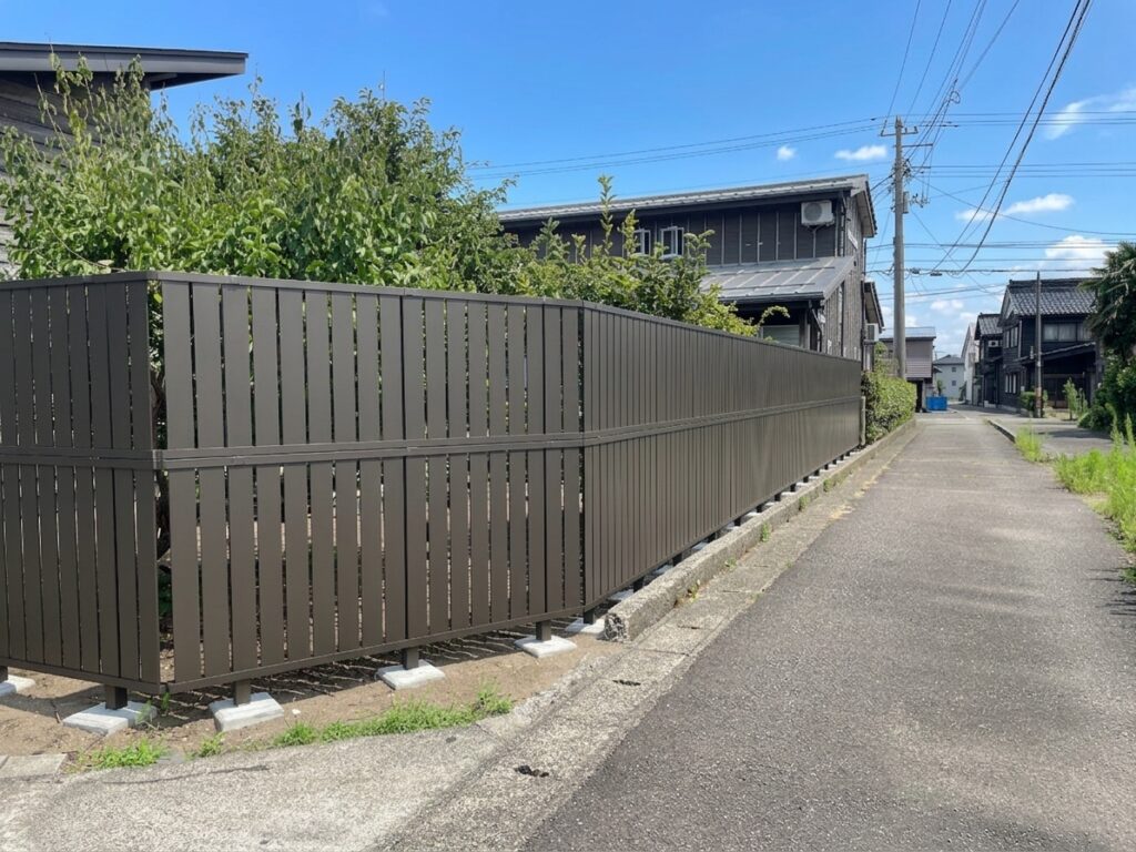【上越市　リフォーム外構】心地よい光と風を取り込む、洗練されたプライベート外構