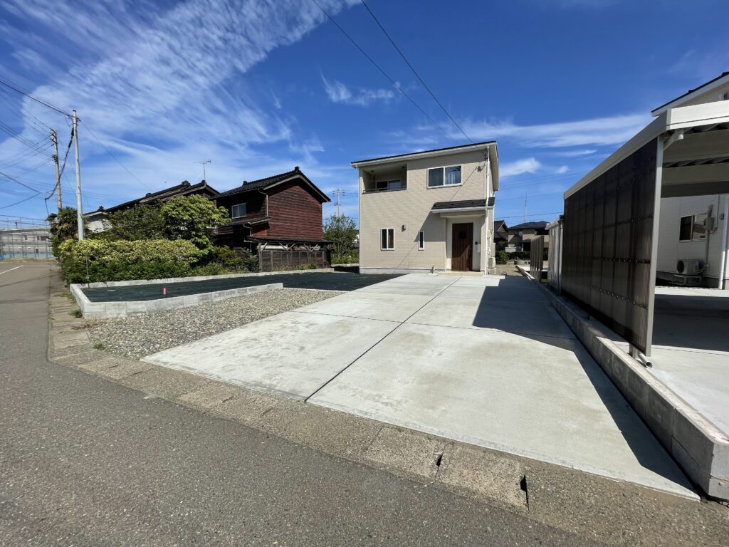 【上越市 リフォーム外構】駐車スペースを兼ねた土間コンクリートで、使いやすい玄関まわりへ